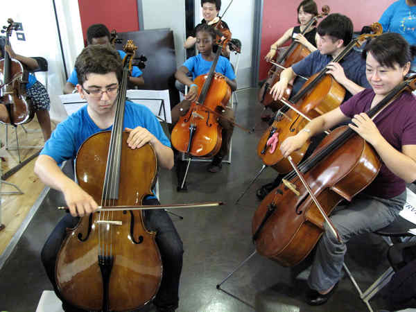 Musicians from Beijing Symphony Orchestra rehearse with primary students of London. Photos by Mu Qian / China Daily Musicians receive standing ovation in London