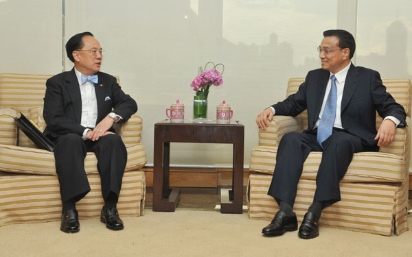 The Vice-Premier of the State Council, Mr Li Keqiang, meets the Chief Executive, Mr Donald Tsang, at Mr Li's hotel. Vice-Premier Li meets Hong Kong Chief Executive
