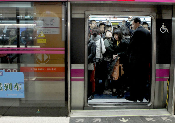 Passengers in a crowded carriage at Dongdan station on the Beijing Subway's Line 5 on Wednesday. The average daily passenger volume for subway lines in early March was 8.4 million. ZHU XINGXIN / CHINA DAILY Beijing to improve subway flow