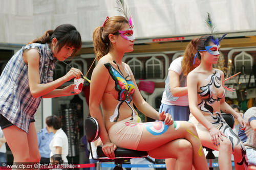 Body painting attracts shoppers