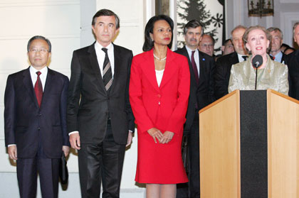 British Foreign Secretary Margaret Beckett (R) addresses the media as Deputy Foreign Minister of China Dai Bingguo (L), French Foreign Minister Philippe Douste-Blazy (2nd L) and U.S. Secretary of State Condoleezza Rice (3rd L) watch during a news briefing in the British residence in Vienna June 1, 2006. Major world powers on Thursday agreed on a package of incentives for Iran to halt sensitive nuclear fuel work, as well as penalties if it does not, Beckett told reporters.
