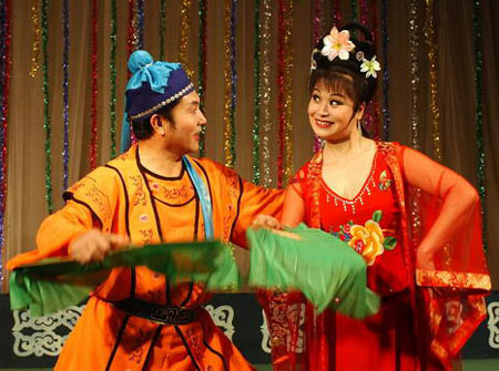 Chinese Errenzhuan wise-cracks bring down the house