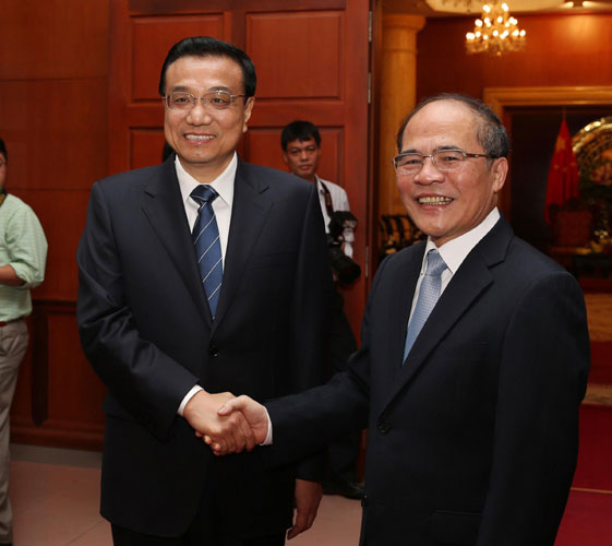Premier Li Keqiang, left, shakes hands with Nguyen Sinh Hung, chairman of the Vietnamese National Assembly, in Hanoi, Vietnam, Oct 14, 2013. Li calls for closer China-Vietnam exchanges