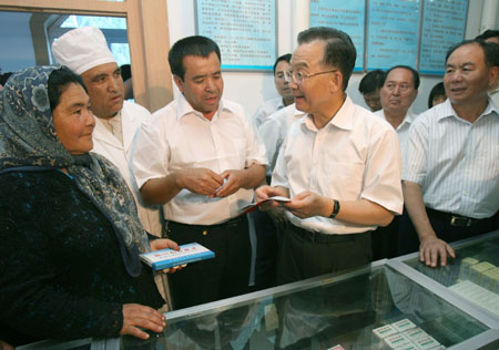 Chinese Premier Wen Jiabao (2nd R) talks with local people at a hospital during his inspection tour to the northwestern Xinjiang Uygur Autonomous Region from last Thursday to Sunday. Wen Jiabao visited villages, schools, enterprises, hospitals and the Xinjiang production and construction corps of the army in a number of prefectures and cities to show his extensive care for local people's livelihood, education, medical service and the development of energy sources，Xinhua reported.[Xinhua]
