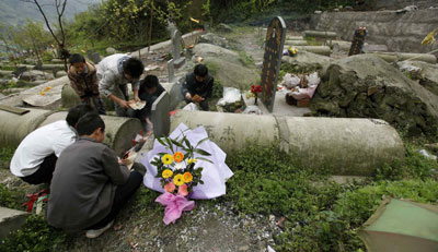 Tears, prays for quake victims on Tomb Sweeping Day