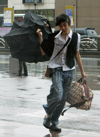 Taiwanese brace for typhoon Morakot