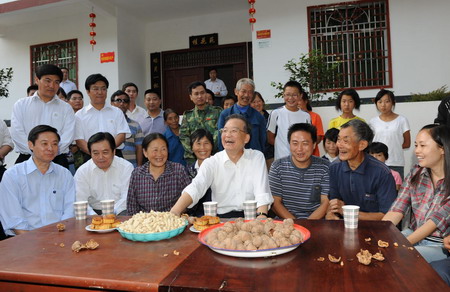 Premier Wen: Rebuild post-quake Sichuan head on