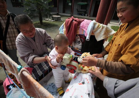 Tsinghua-alumna nun, mom of 26 foundlings