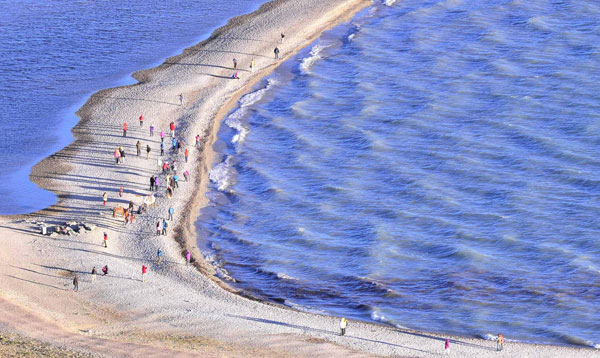 China lowers ticket prices at scenic spots