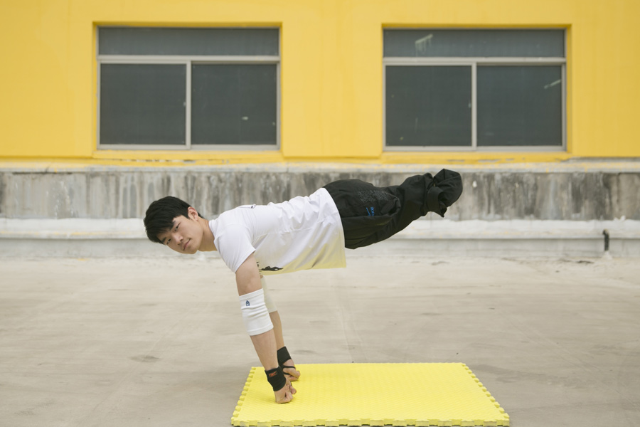 Legless young man proves himself through extreme sports