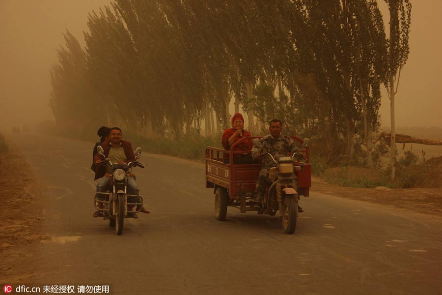 Massive sandstorm hits southern Xinjiang