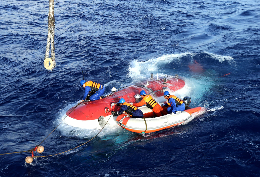 <EM>Jiaolong</EM> descends over 6 km in Mariana Trench