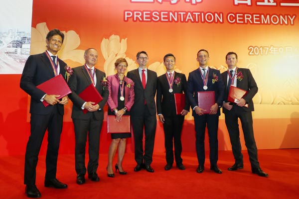 50 foreigners receive Magnolia Silver Award in Shanghai