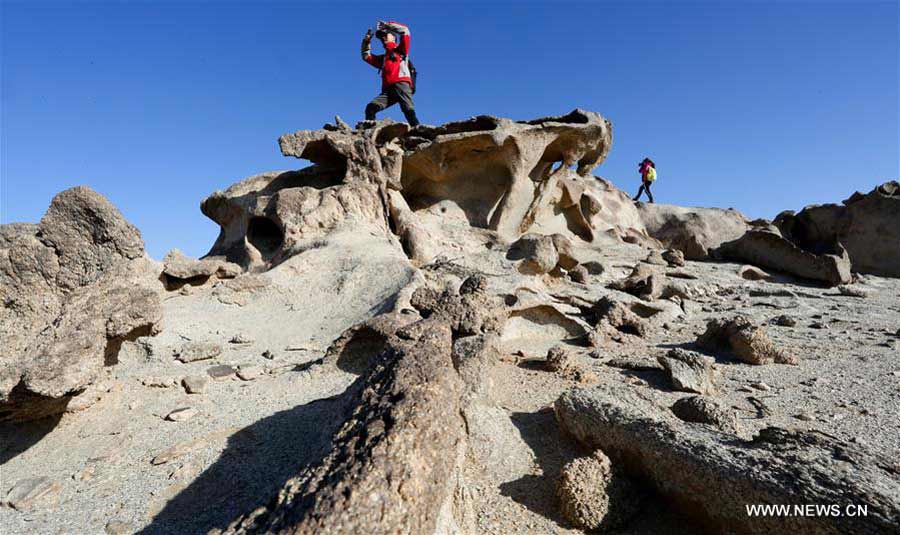 Tourists visit Gobi area in Inner Mongolia