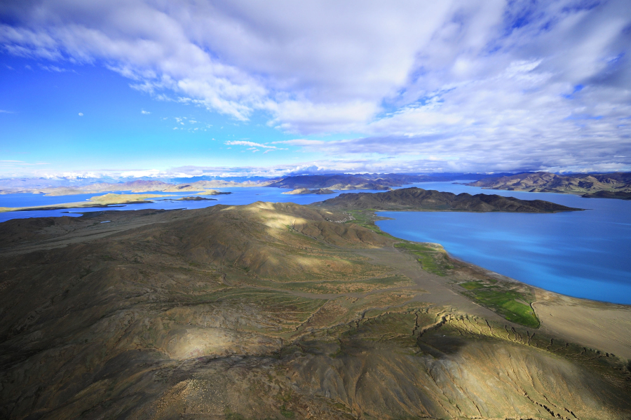 Vue aérienne du lac Yamzho Yumco au Tibet