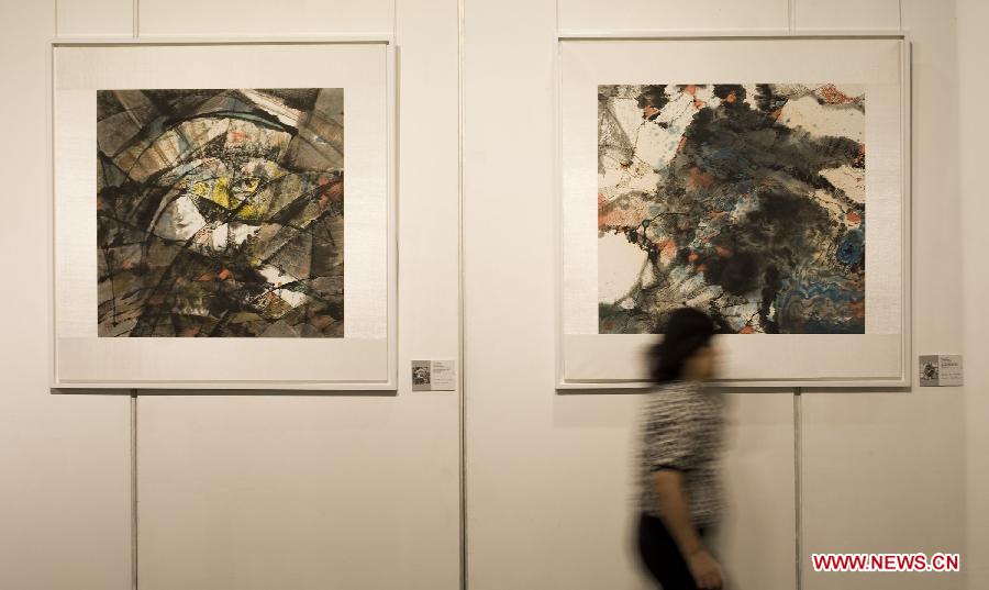 Artist Xiao Jiahong exhibites paintings in Hong Kong
