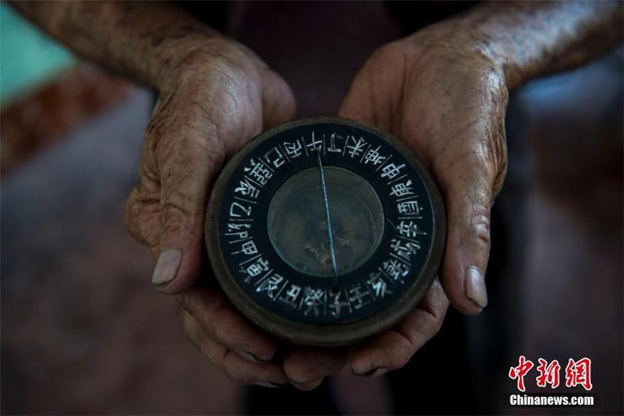 89-year-old fisherman writes his own sea manual in Hainan