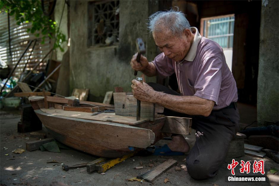 89-year-old fisherman writes his own sea manual in Hainan