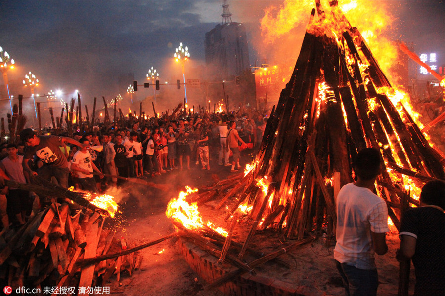 Yi ethnic people celebrate Torch Festival in Sichuan