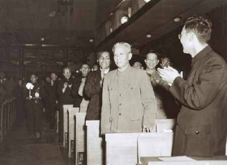劉少奇當(dāng)選委員長(zhǎng)，代表們向他表示熱烈祝賀