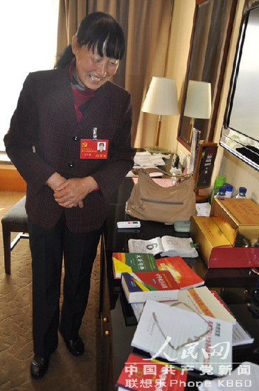 代表們參會都帶啥？報告、日記本、新華字典隨身帶