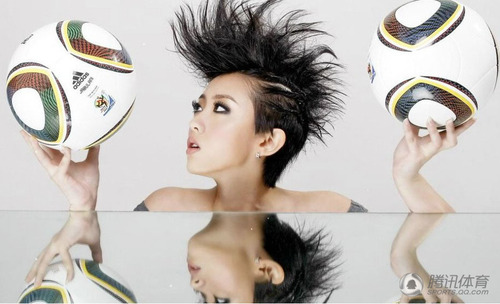 足球寶貝丁晗短發造型助威世界杯