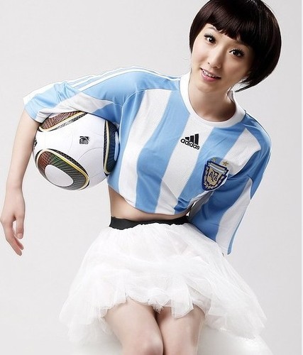 足球寶貝冰美女“解凍”