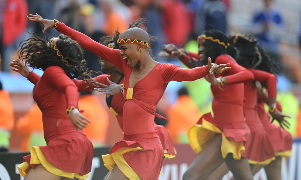 揭秘南非世界杯最靚風景線：土著美女組性感啦啦隊