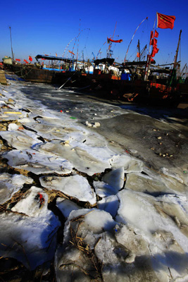 山東多舉措防范海冰災(zāi)害 登船進(jìn)倉(cāng)為漁民服務(wù)