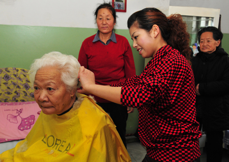 義工為油城老人免費理發