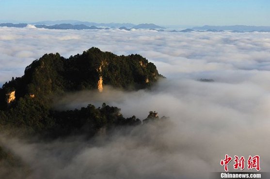 張家界金秋現(xiàn)云海奇觀