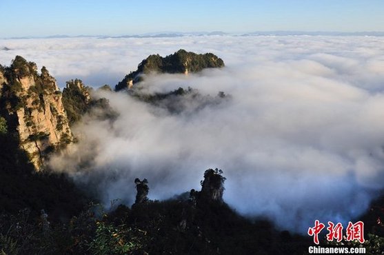 張家界金秋現(xiàn)云海奇觀