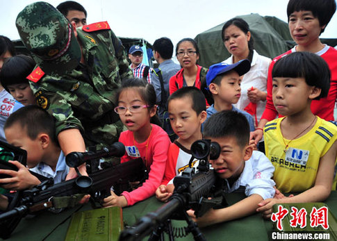 福建兒童海警警營(yíng)樂(lè)享“藍(lán)色兒童節(jié)”