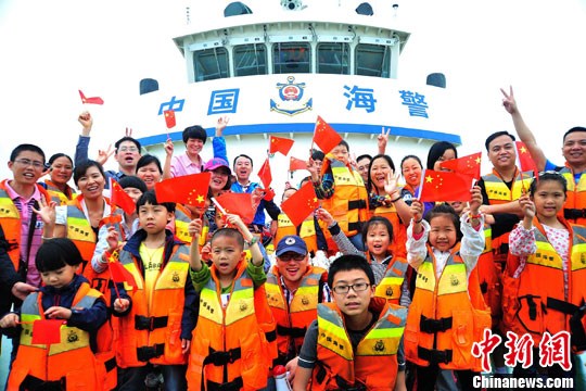 福建兒童海警警營(yíng)樂(lè)享“藍(lán)色兒童節(jié)”