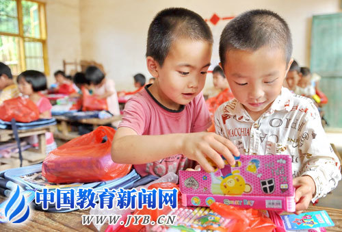 山里娃喜獲兒童節禮物