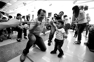 中外寶寶趣味親子運動會在麥子店街道上演