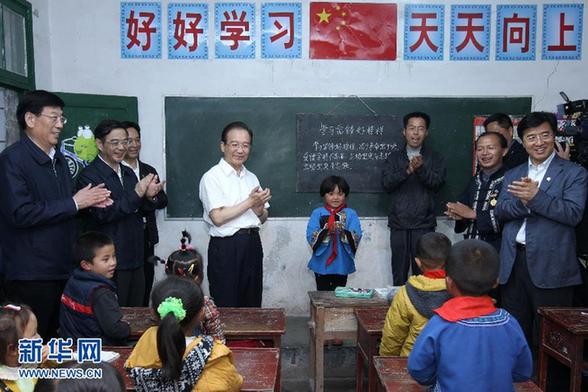 溫家寶在湖南湘西武陵山區看望留守兒童