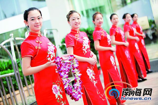 鏡頭直擊海南備戰博鰲年會 禮儀小姐紅旗袍很惹眼