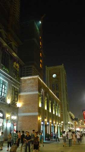 夜游楚河漢街 感受武漢風(fēng)情