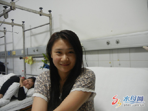 山東龍口“最美女孩”:以身?yè)踯嚲热藚R聚大愛