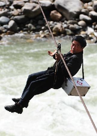 “溜索醫(yī)生”鄧前堆：只盼架起一座橋