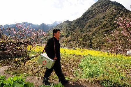 “溜索醫(yī)生”鄧前堆：只盼架起一座橋