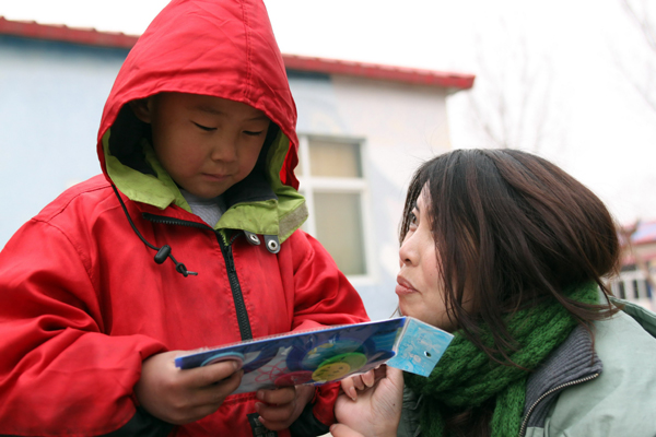 中國日報社赴北京太陽村開展學雷鋒活動