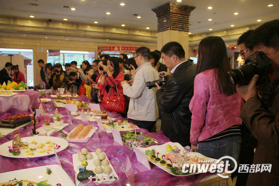 網(wǎng)媒編輯記者西安飯莊遭遇“吃或不吃”的糾結(jié)