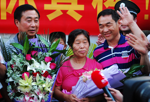 “神九”成功發射 女航天員父母看直播激動落淚