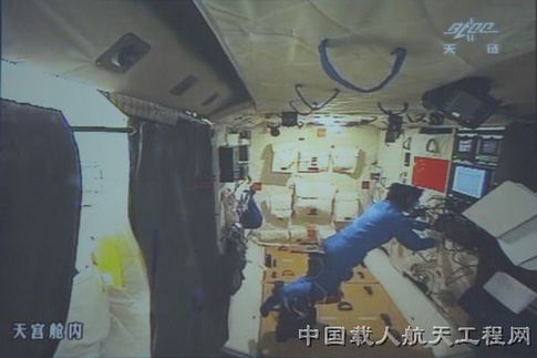 神九航天員發回首條面向公眾太空短信(圖)