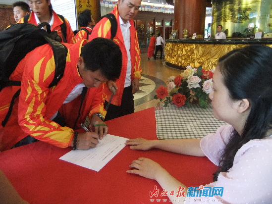 中國和澳大利亞藝術滑水隊2日抵達內(nèi)江