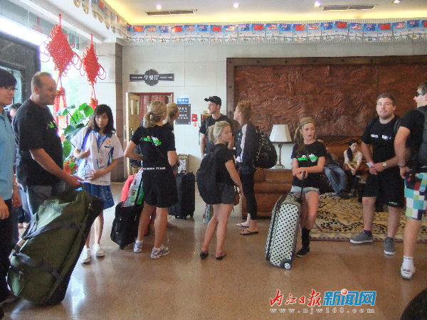 中國和澳大利亞藝術滑水隊2日抵達內(nèi)江