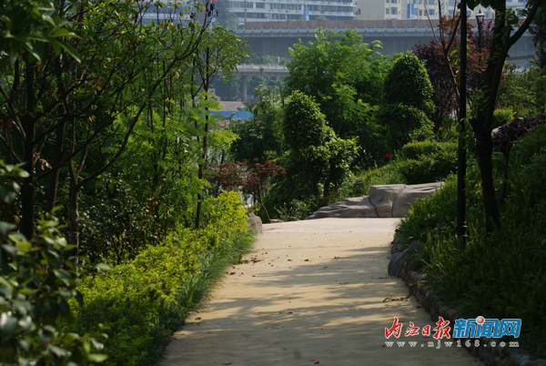 甜城湖：兩岸風光美如畫