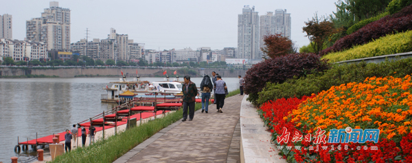 甜城湖：兩岸風光美如畫